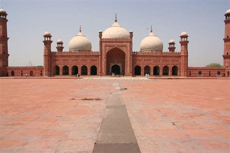  「The Mosque at Lahore」：魅惑的な建築と鮮やかな色彩の調和！