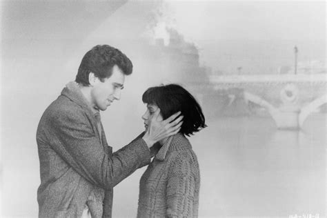  「The Unbearable Lightness of Being」: 幽玄な色調と夢幻的な構成